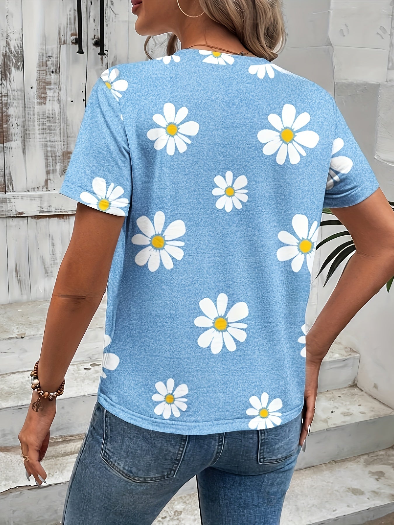 Daisy Floral Print Crewneck T-Shirt – Casual and Breathable for Spring and Summer