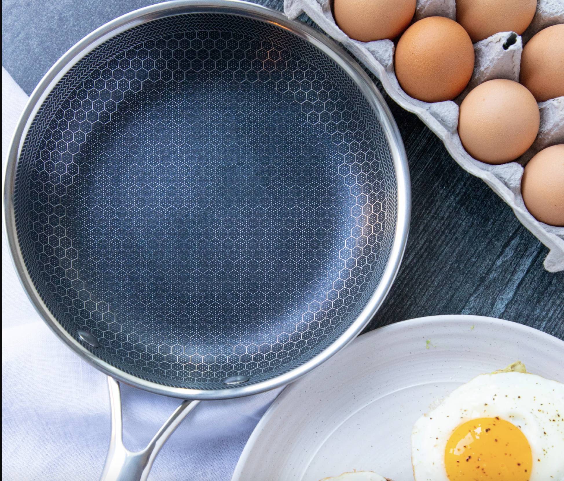 Non-Stick Pan with Honeycomb Design - For a Perfect Cooking Experience