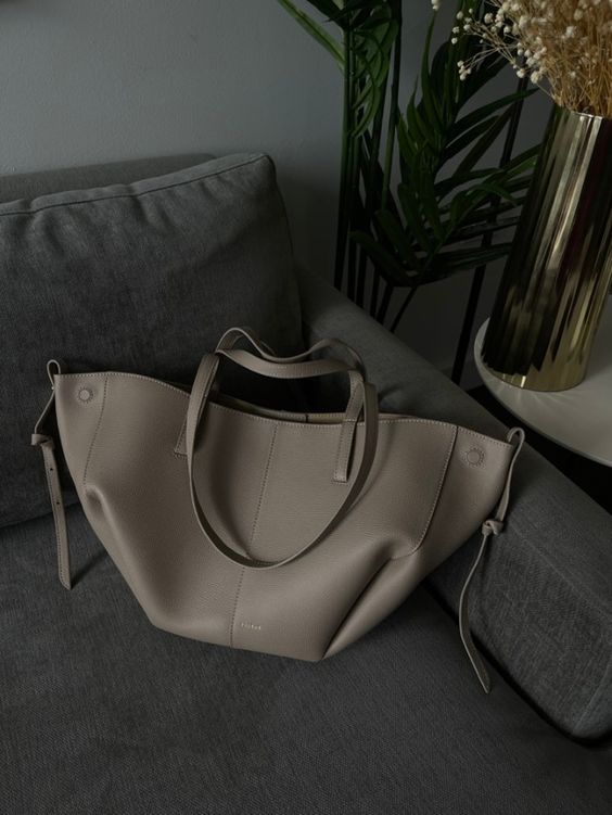 Elegance Tote – Luxe Women's Handbag with Ample Storage Options